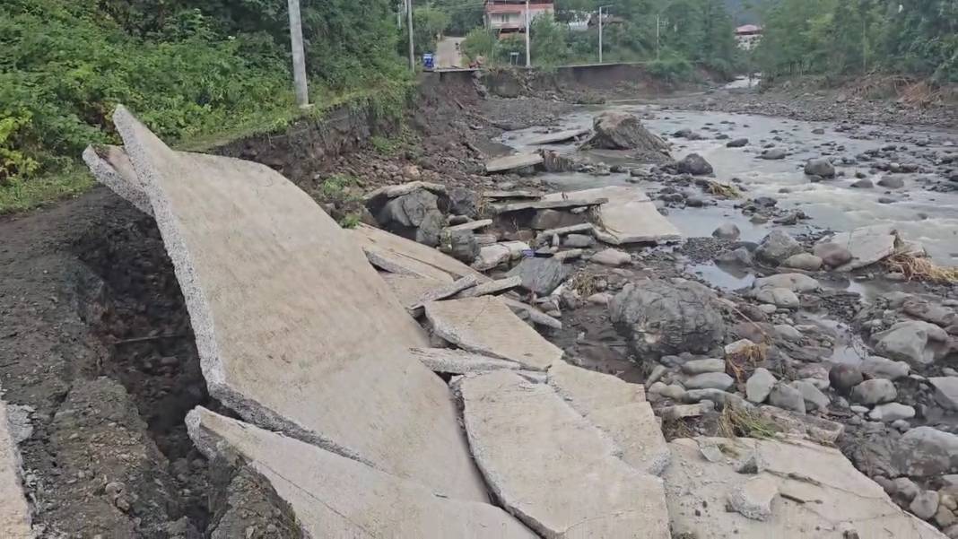 Samsun'da sağanak yağış nedeniyle yol çöktü 1